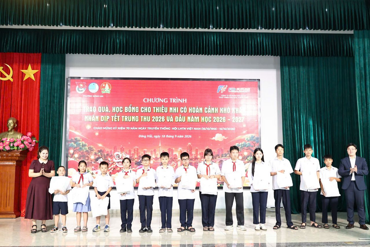 Trao quà cho thiếu nhi có hoàn cảnh khó khăn