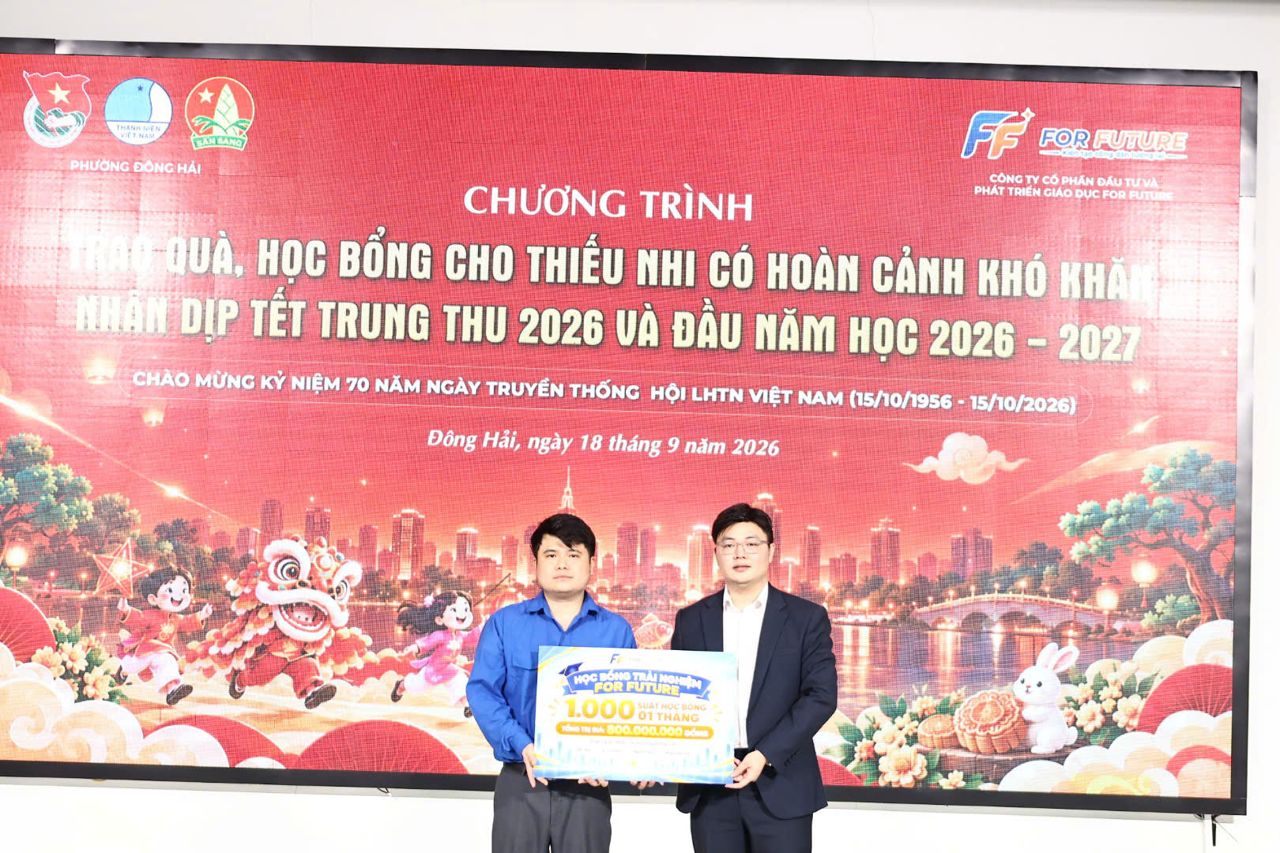 Trao biển tượng trưng 1.000 suất học bổng For Future cho thiếu nhi phường Đông Hải